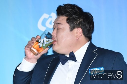 개그맨 김준현이 지난 8일 오전 서울 강남구 삼성동에서 열린 모 맥주브랜드 TV CF공개 기자간담회에 참석해 맥주를 마시고 있다. /사진=장동규 기자