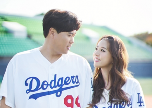 LA 다저스 투수 류현진(왼쪽)과 배지현 MBC 스포츠플러스 아나운서 부부. /사진=류현진 측 제공