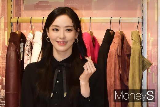 배우 이다희가 11일 서울 강남구 신세계빽화점 강남점에서 열린 COACH 매장 그랜드 오프닝 행사에 참석해 팬들에게 손가락 하트를 날리고 있다. /사진=임한별 기자