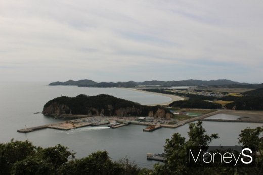 끝섬전망대서 본 용기포항과 사곶해변. 오른쪽으론 담수호가 보인다. /사진=박정웅 기자