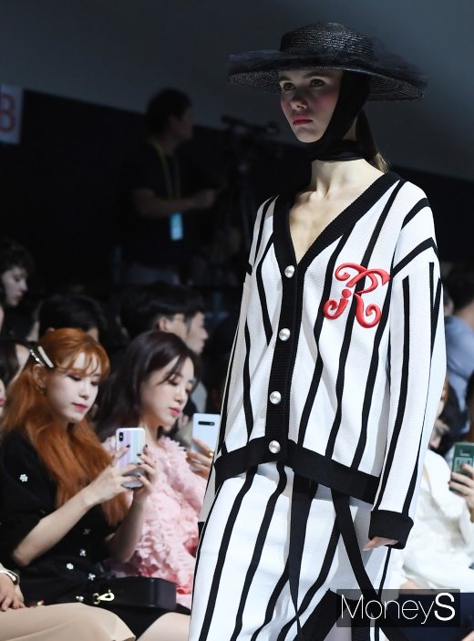 [머니S포토] 전효성·함은정 '이건 찍어야 돼'