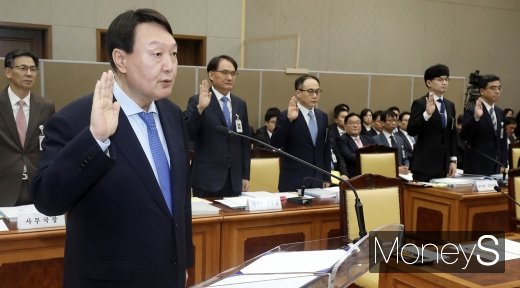 윤석열 검찰총장이 17일 서울 서초구 대검찰청에서 열린 국회 법사위 국정감사에서 감사 시작 전 선서하고 있다. /사진=임한별 기자