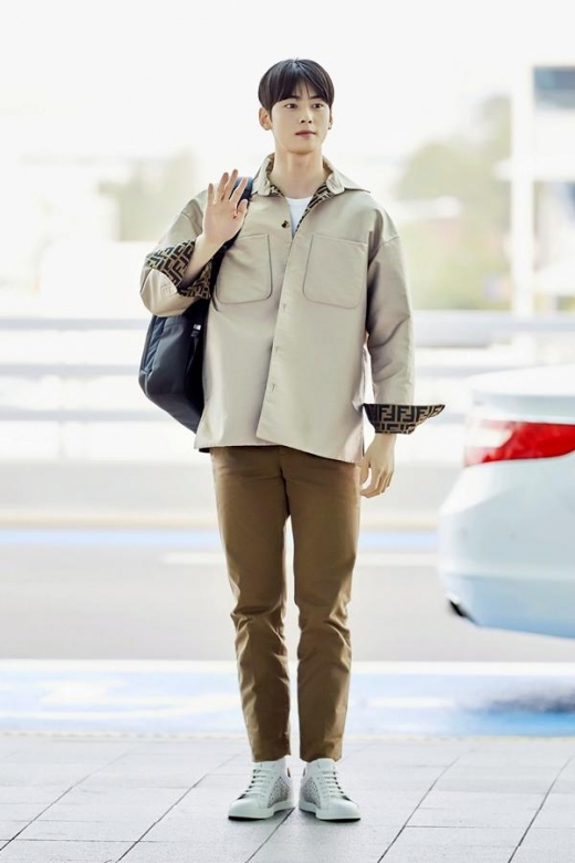 [★공항패션] 차은우, 모던한 패션으로 더욱 빛나는 미모