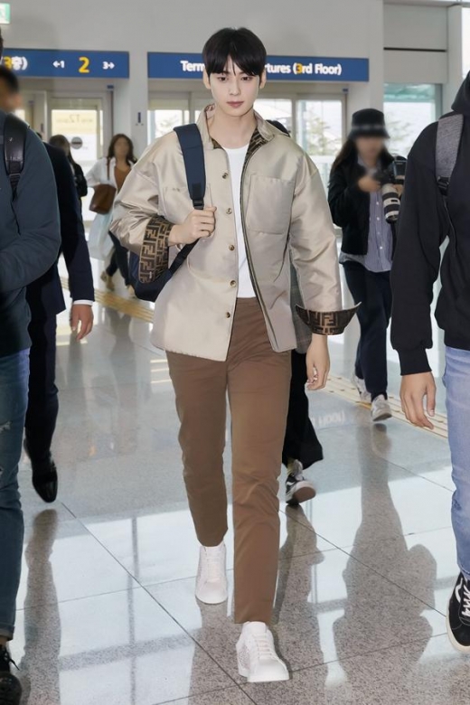 [★공항패션] 차은우, 모던한 패션으로 더욱 빛나는 미모