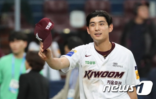 Ű  İ  17  ô忡  2019 KBO ÷̿ SK ̹ 3 ¸  ⻵ϰ ִ. /=1