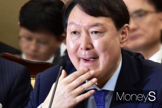 좌고우면. 사진은 윤석열 검찰총장. /사진=임한별 기자