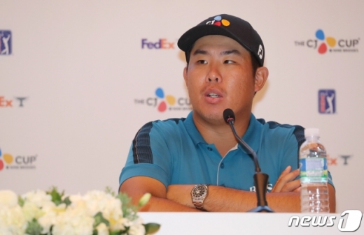 17일 제주 서귀포시 나인브릿지에서 열린 PGA TOUR(미국프로골프투어) 정규대회 ‘더 CJ컵 @ 나인브릿지’ 1라운드 경기를 1위로 마무리한 안병훈 선수가 미디어센터에서 기자회견을 하고 있다. /사진=뉴스1
