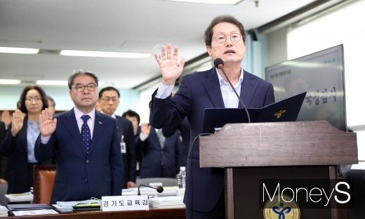 [머니S포토] 국정감사 선서하는 조희연 교육감