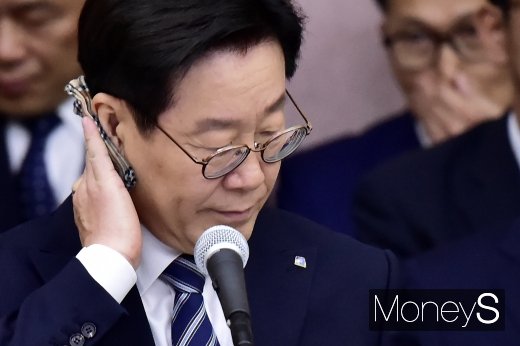 [머니S포토] 아프리카돼지열병 질의에 땀흘린 이재명