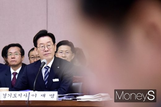 [머니S포토] 의원 질의 경청하는 이재명 지사