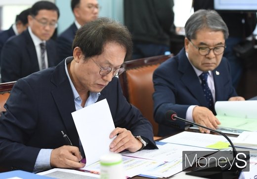 [머니S포토] 자료 살피는 조희연·이재정