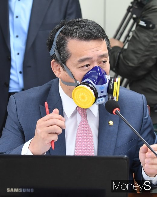 [머니S포토] 마스크 쓰고 질문하는 임재훈 의원