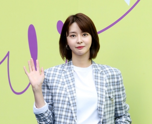 배우 권나라가 18일 서울 중구 동대문디지털플라자(DDP)에서 열린 '2020 서울 패션위크' 포토월 행사에 참석해 포즈를 취하고 있다. /사진=뉴스1