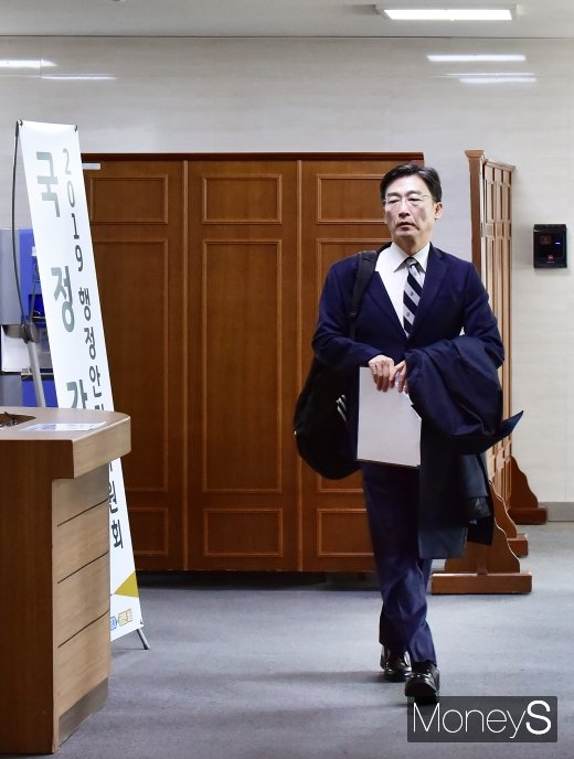 [머니S포토] 2019 경기도 국감 참고인 출석하는 이국종 교수
