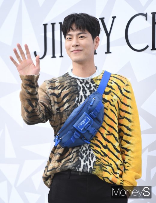 [머니S포토] 홍종현 '여심 흔드는 손인사'