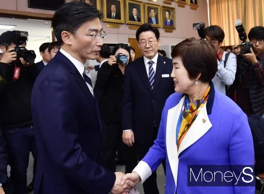 [머니S포토] 국회 행안위원장과 인사 나누는 이국종 교수