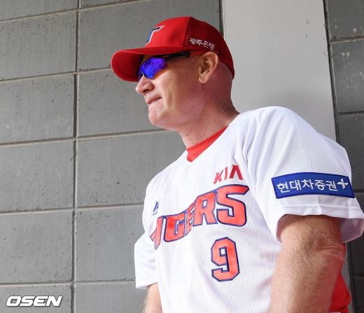맷 윌리엄스 신임 KIA 타이거즈 감독이 18일 함평 KIA 챌린저스 필드에서 열린 선수단과의 상견례가 끝난 뒤 훈련 모습을 지켜보고 있다. /사진=OSEN