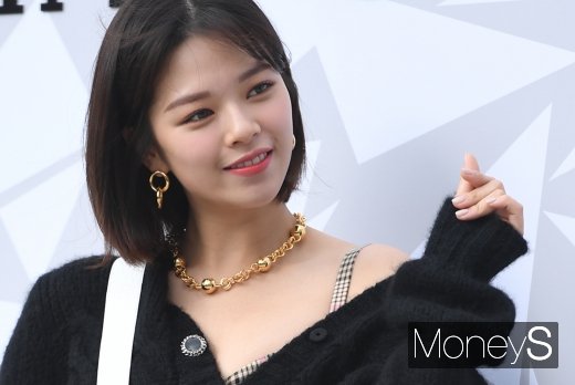 그룹 트와이스 멤버 정연이 18일 서울 강남구 압구정동 갤러리아백화점에서 열린 '지미 추' 포토월 행사에 참석해 포즈를 취하고 있다. /사진=장동규 기자