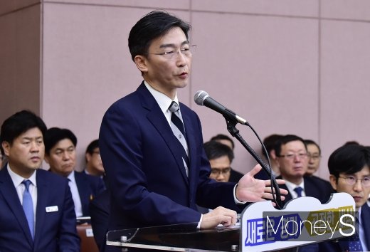 이국종 아주대 교수가 18일 경기도청에서 열린 국회 행정안전위원회의 경기도 국정감사에 참고인 신분으로 출석, 질의에 답하고 있다. /사진=임한별 기자