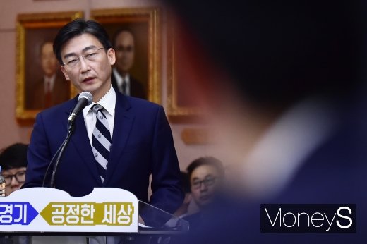 이국종 아주대 교수가 18일 경기도청에서 열린 국회 행정안전위원회의 경기도 감사에 참고인 신분으로 출석, 의원들의 질의에 답하고 있다. /사진=임한별 기자