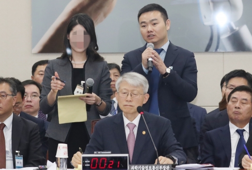   ѱȭ  18 ȸ бȸ( ) հ翡 ǿ 亯ϰ ִ. /=1
