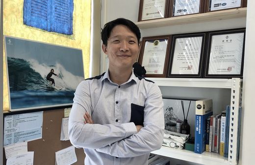 한국 서핑 문화를 세계에 알리고 싶어요 ∙∙∙ ��슈트 전문 브랜드 ‘서플... - 뉴스 썸네일 이미지