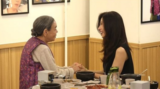 배우 김수미(왼쪽)와 성현아. /사진=SBS플러스 제공
