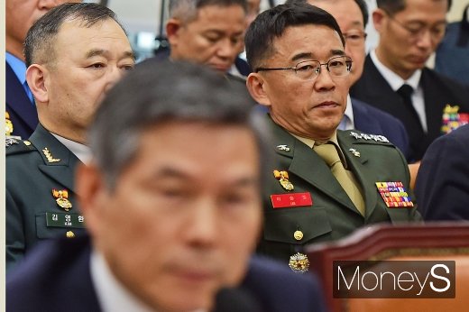 [머니S포토] 국방 장관 답변 경청하는 이승도 해병 사령관