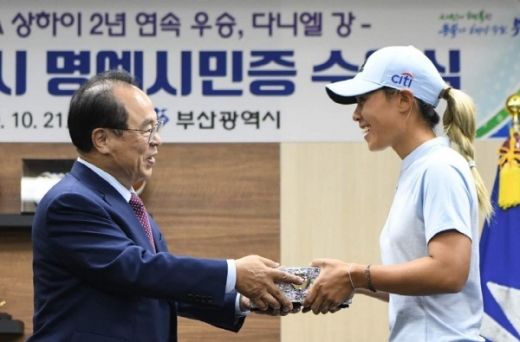 오거돈 부산시장이 지난 21일 이번 대회에 참여하는 대니얼 강(오른쪽)에게 명예 부산시민증을 전달했다./사진제공=부산시