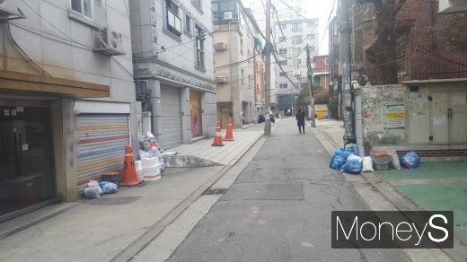 경희대 상권의 주 수요층인 대학생 등이 많이 거주하고 있는 회기동의 한 원룸 골목. /사진=김창성 기자