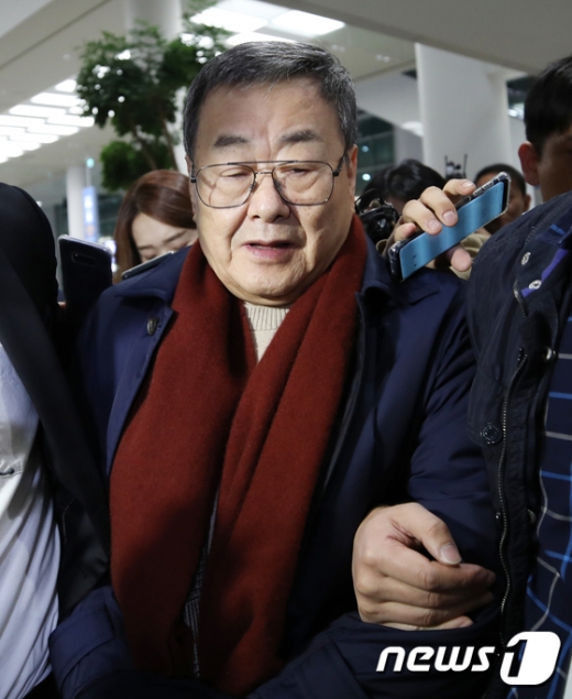 비서 성추행 및 가사도우미 성폭행 혐의 등을 받고 있는 김준기 전 동부그룹(현 DB그룹) 회장이 23일 새벽 인천공항을 통해 미국에서 귀국하고 있다. ㅜ지난 2017년 7월 미국으로 출국한지 2년3개월만에 돌아온 김 전 회장은 해외 체류로 인해 기소중지 상태였으며, 자진귀국 형태로 즉시 체포돼 경찰 수사를 받는다