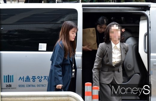 [머니S포토] 정경심 교수, 23일 서울지법 출석