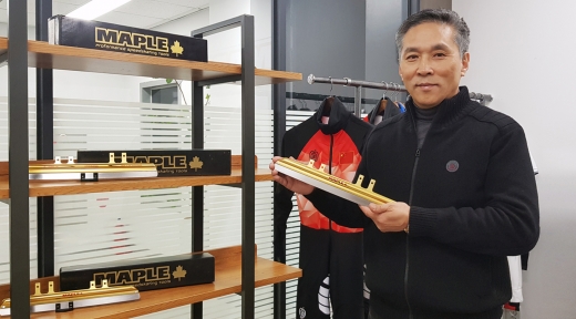 ▲애플라인드 김윤수 대표가 원주 본사에서 중국 국가대표에게 선보인 빙상복와 메이플 스케이트 날을 소개하고 있다/©애플라인드