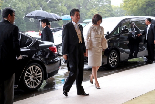 지난 22일 일본 도쿄에서 열린 나루히토 일왕 즉위식에 참석한 아베 신조 일본 총리와 아베 아키에 여사. /사진=로이터