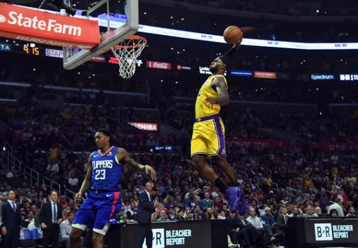 23일(한국시간) 미국 캘리포니아주 로스앤젤레스에서 열린 2019-2020시즌 NBA 정규리그 개막전에서 LA 클리퍼스를 상대로 아쉬운 모습을 보인 LA 레이커스의 포워드 르브론 제임스(오른쪽). /사진=로이터