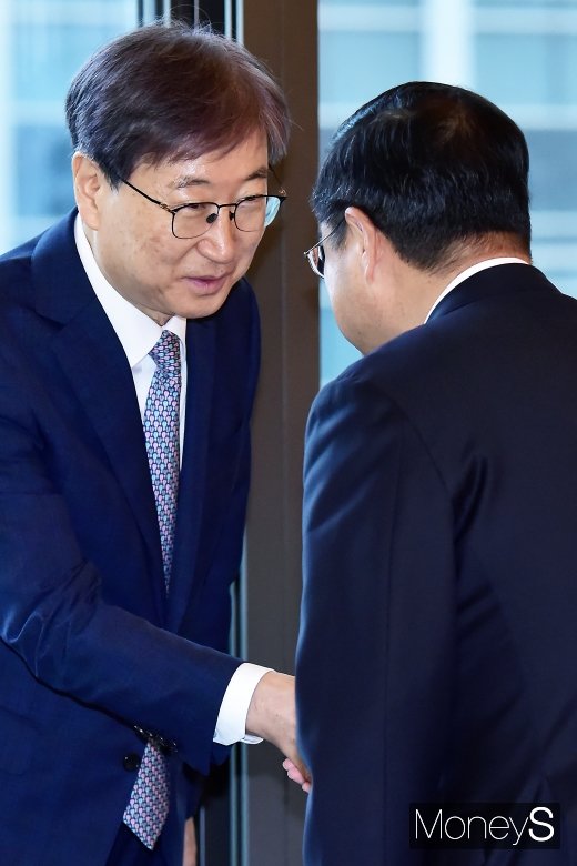 [머니S포토] 인사 나누는 윤부근 삼성전자 부회장