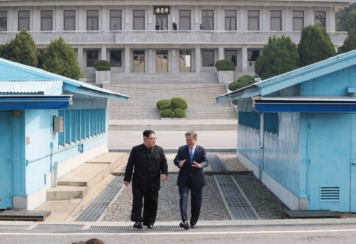 문재인 대통령(오른쪽) 김정은 북한 국무위원장. /사진=한국공동사진기자단  