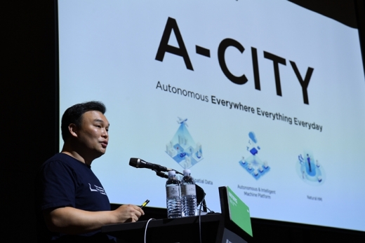 석상옥 네이버랩스 대표가 A-CITY에 대해 발표하고 있다. /사진=네이버, 머니투데이 DB