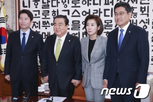 지난 28일 국회에서 회동을 가진 이인영 더불어민주당 원내대표, 문희상 국회의장, 나경원 자유한국당 원내대표, 오신환 바른미래당 원내대표(왼쪽부터). /사진=뉴스1