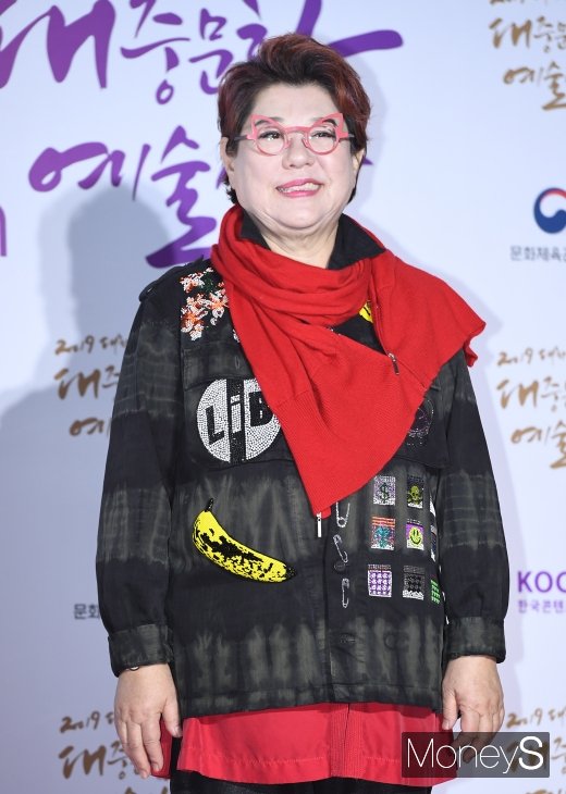 [머니S포토] 양희은, 빨간 마후라 패션