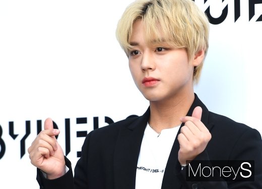 [머니S포토] 박지훈 '하트 뿅뿅'