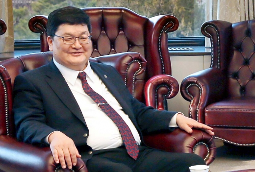 오드바야르 도르지 몽골 헌법재판소장과 40대 수행원이 한국행 여객기에서 여승무원들을 성추행한 혐의로 체포했다고 1일 밝혔다. 도르지 몽골 헌법재판소장의 모습. /사진=뉴시스