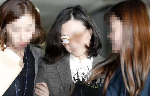 정경심 동양대 교수가 지난달 23일 오후 서울 서초구 중앙지방법원에서 구속 전 피의자심문(영장실질심사)을 마친 뒤 이동하고 있다. /사진=뉴스1