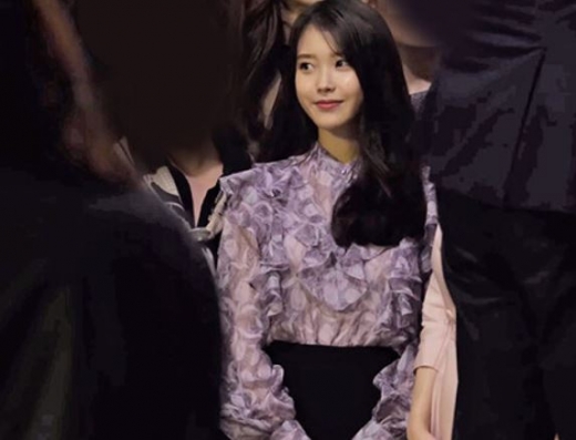 아이유 시스루 프릴 블라우스. /사진=W컨셉 제공