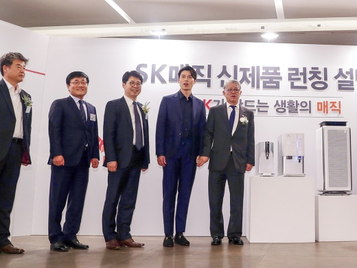 지난해 3월 SK매직 신제품 론칭 설명회에 참석한 최신원 SK네트웍스 회장(오른쪽). / 사진=머니투데이 김휘선 기자