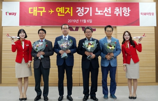 티웨이항공 대구-옌지 정기노선 신규 취항. (왼쪽에서 네번째)정홍근 티웨이항공 대표가 관계자들과 정기 노선 취항을 기념해 사진을 찍고 있는 모습. /사진=티웨이항공