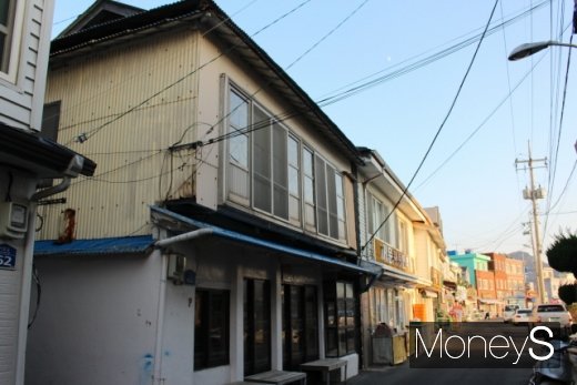 거문도 고도 거리 풍경. 적산가옥임을 짐작할 수 있는 건물이 있다. /사진=박정웅 기자