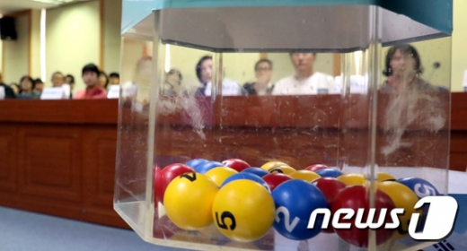 지난 2017년 11월2일 정부대전청사 병무청에서 열린 2018년도 입영대상 카투사 공개선발에 참석한 지원자 및 가족 등 참관인들이 난수 추첨인 선발을 위한 과정을 지켜보고 있다. /사진=뉴스1