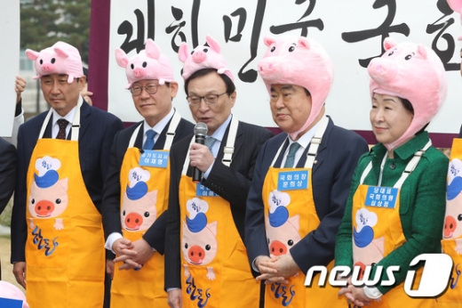 문희상 국회의장, 이해찬 더불어민주당 대표, 심상정 정의당 대표, 이재명 경기도지사 등이 12일 오후 서울 여의도 국회에서 열린 '2019 국회 우리 한돈 사랑 캠페인'에서 돼지모자를 쓰고 한돈 홍보에 나섰다. / 이하 사진=뉴스1