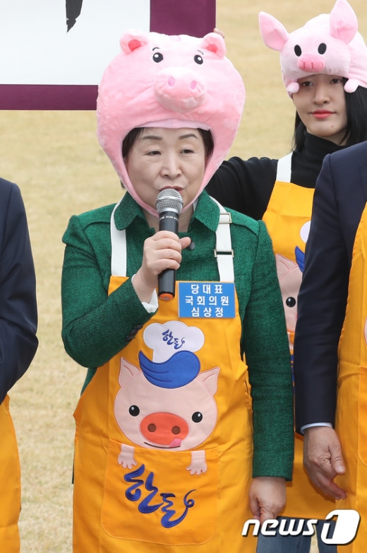 [포토S뉴스] 돼지모자 쓴 '문희상·이해찬·심상정·이재명'